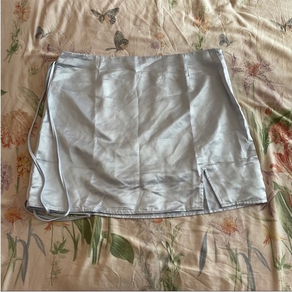 NEW! Boohoo - Baby Blue Satin Button Up Adjustable Tie Crop Top and Skirt Set - Picture 5 of 6